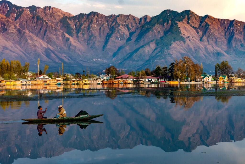 kashmir srinagar lagoon boat